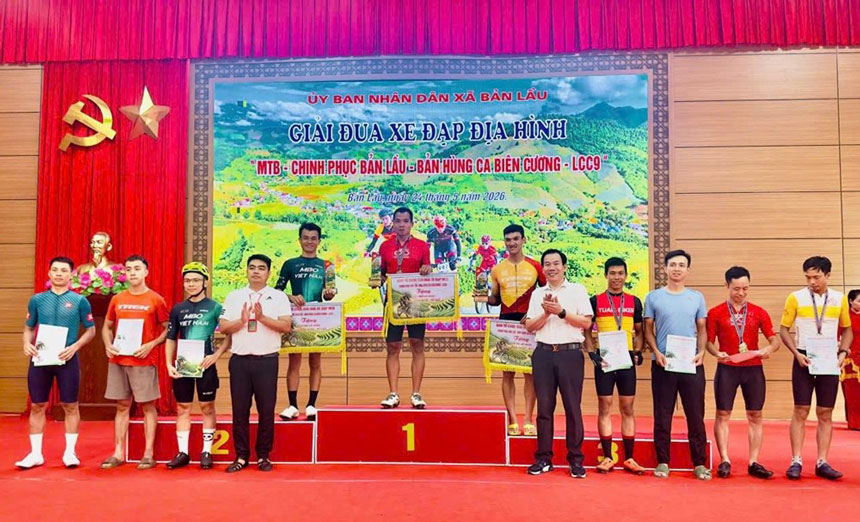 Ban tổ chức trao giải cho các VĐV có thành tích xuất sắc. Ảnh: Nguyễn Nam