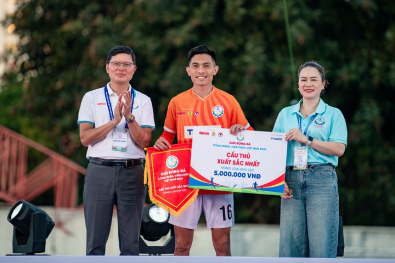 Danh hiệu “Cầu thủ xuất sắc nhất” thuộc về cầu thủ Nguyễn Xuân Sáng (Công đoàn Ngân hàng). Ảnh: Nam Trần