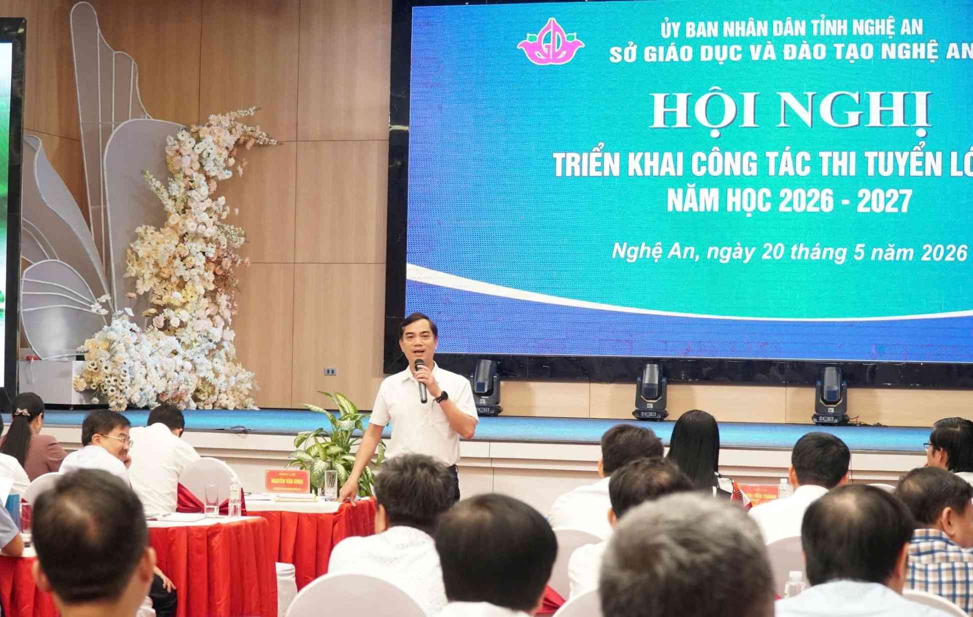 Dr. Nguyen Van Khoa - Director of Nghe An Department of Education and Training thoroughly grasps the supervision of the 10th grade entrance exam for the 2026-2027 school year. Photo: Ngoc Anh