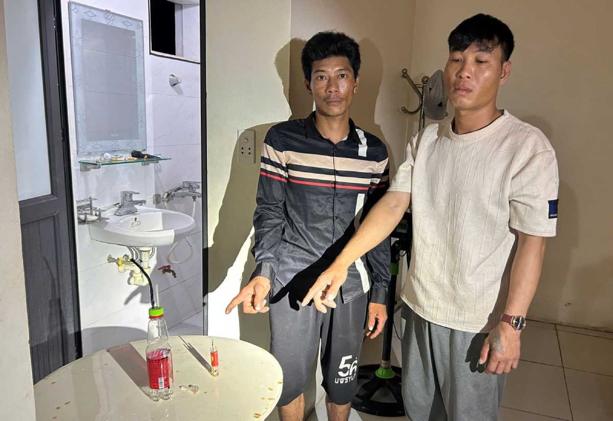 Công an xã Hải Thịnh, tỉnh Ninh Bình bắt giữ vụ mua bán, tổ chức sử dụng trái phép chất ma túy trên địa bàn. Ảnh: Công an Ninh Bình