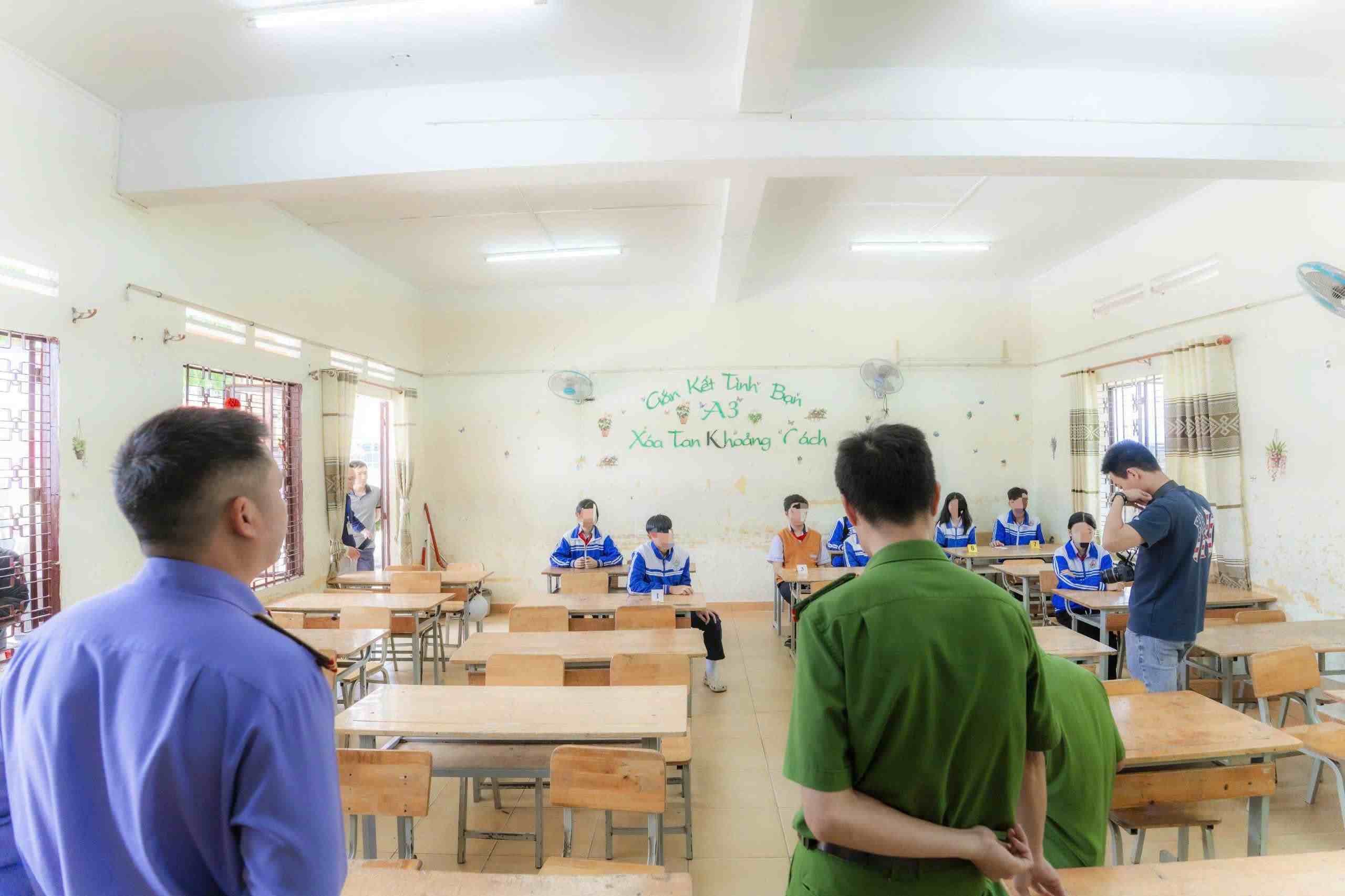 Cơ quan Cảnh sát điều tra Công an tỉnh Lâm Đồng xác định hiện trường, hành vi của nhóm học sinh có liên quan đến vụ việc. Ảnh: Công an cung cấp 