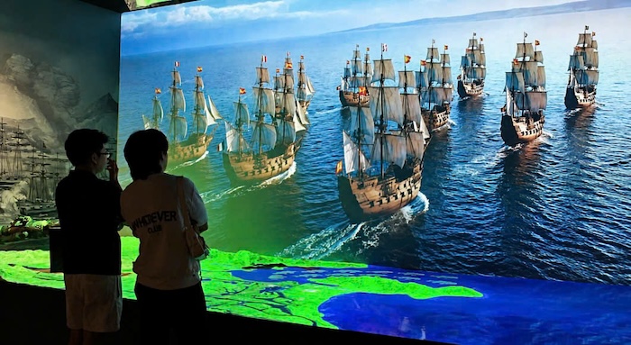 Tourists are excited to experience the modern projection space at the Da Nang Museum. Photo: Ngoc Bich
