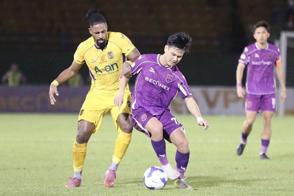 Becamex TPHCM (purple jersey) could not take advantage of home field advantage against Song Lam Nghe An in round 24 of V.League. Photo: Becamex TPHCM Club