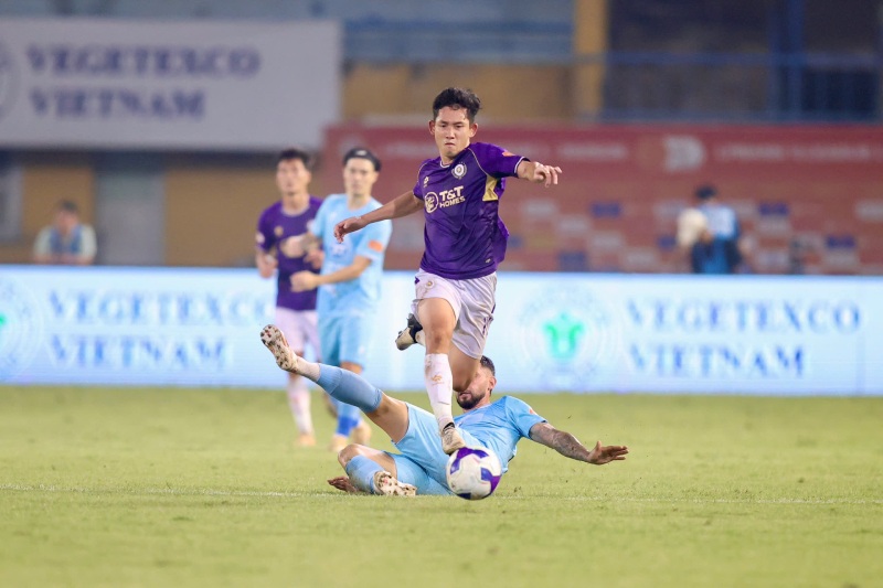 Hanoi FC returns to top 3 in the V.League standings. Photo: Minh Dan
