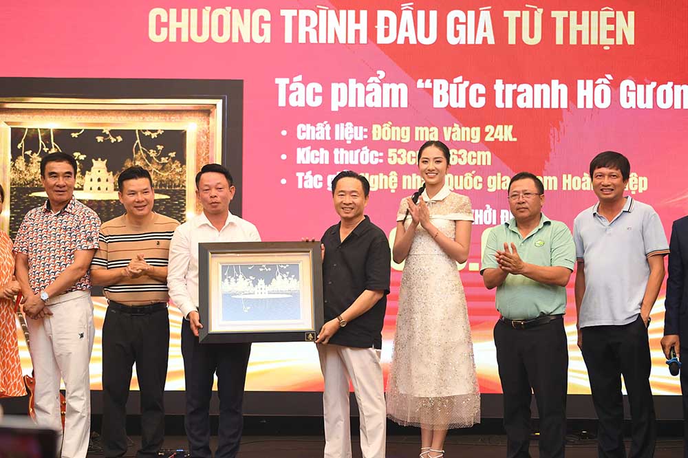 Bức tranh Hồ Gươm bằng đồng mạ vàng 24K được đấu giá nhằm gây quỹ cho các hoạt động an sinh xã hội. Ảnh: BTC
