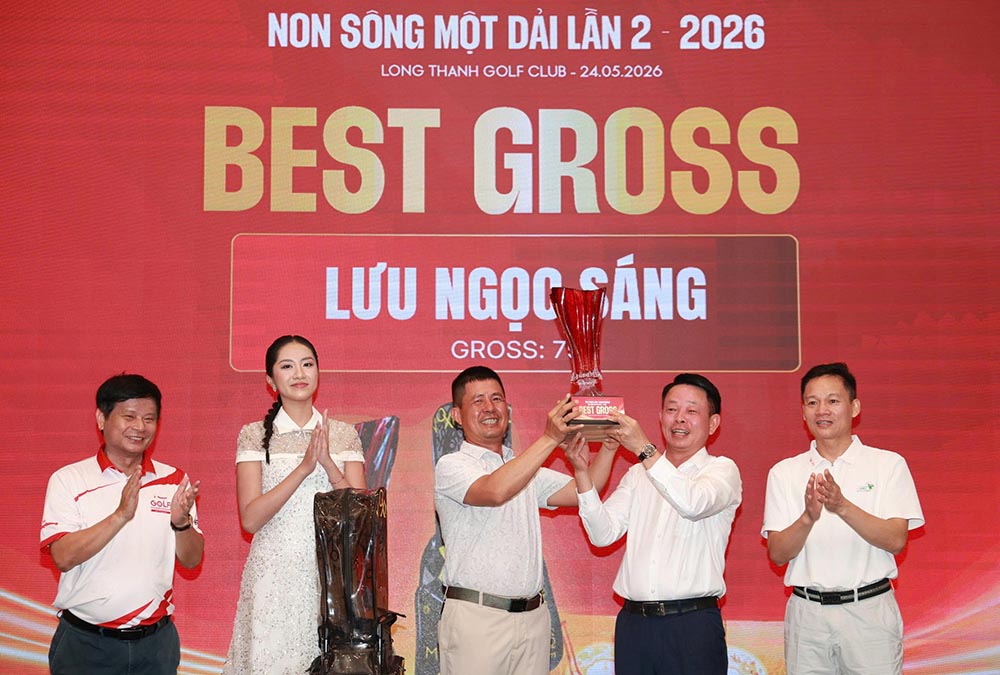 Golfer Luu Ngoc Sang lifts the trophy of Tien Phong Golf Championship - Non River Mot Strip 2026. Photo: BTC