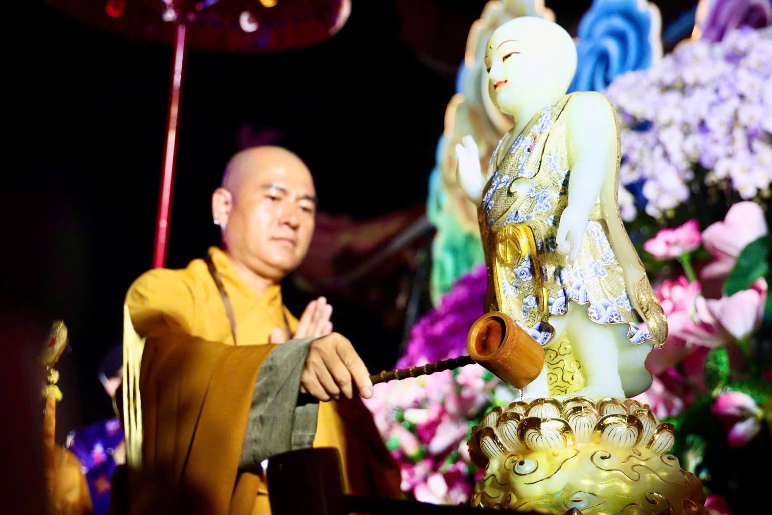 Tôn tượng được cung rước tối nay là pho bảo tượng Phật ngọc sơ sinh, được tôn tạo từ nguyên khối ngọc Hòa Điền (Dương chi bạch ngọc). Ảnh: Mai Anh.