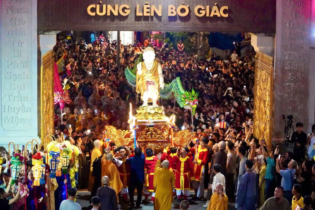 The flower palanquin procession event opened the Buddha's Birthday week of Buddhism in the city, attracting a large number of monks, nuns, Buddhists and people to attend. Photo: Mai Anh.