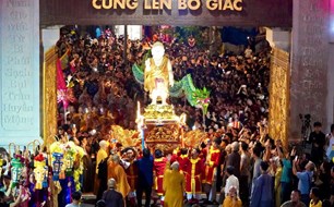 Hàng nghìn Phật tử tham gia lễ rước kiệu hoa mừng lễ Phật đản tại TPHCM