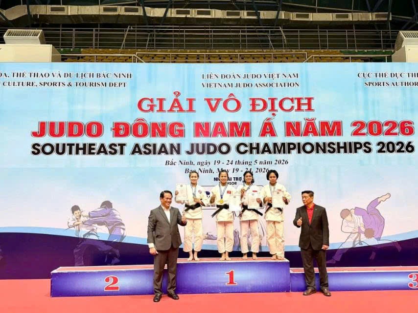 Mr. Nguyen Manh Hung - President of the Vietnam Judo Federation (left) awards prizes to athletes. Photo: LĐ Judo