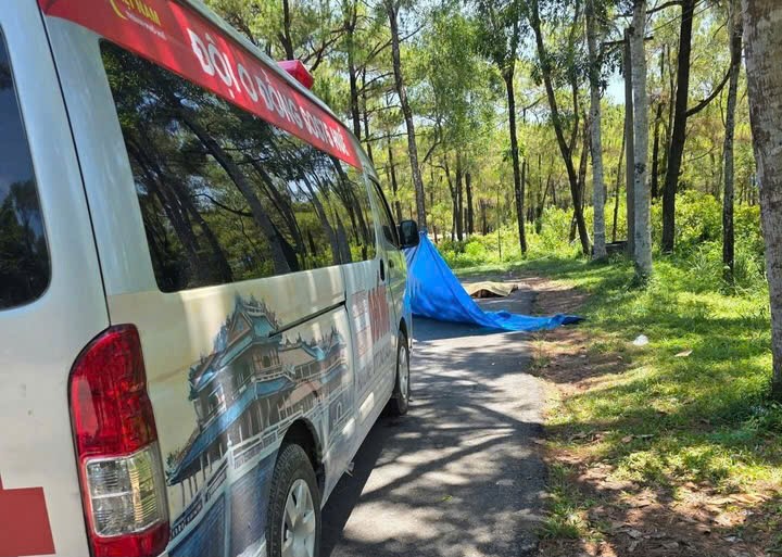 After the discovery, an ambulance of the 0 VND SOS Team 75 Hue was present at the scene to support bringing the body home for funeral arrangements. Photo: Pham Ngoc Hieu.