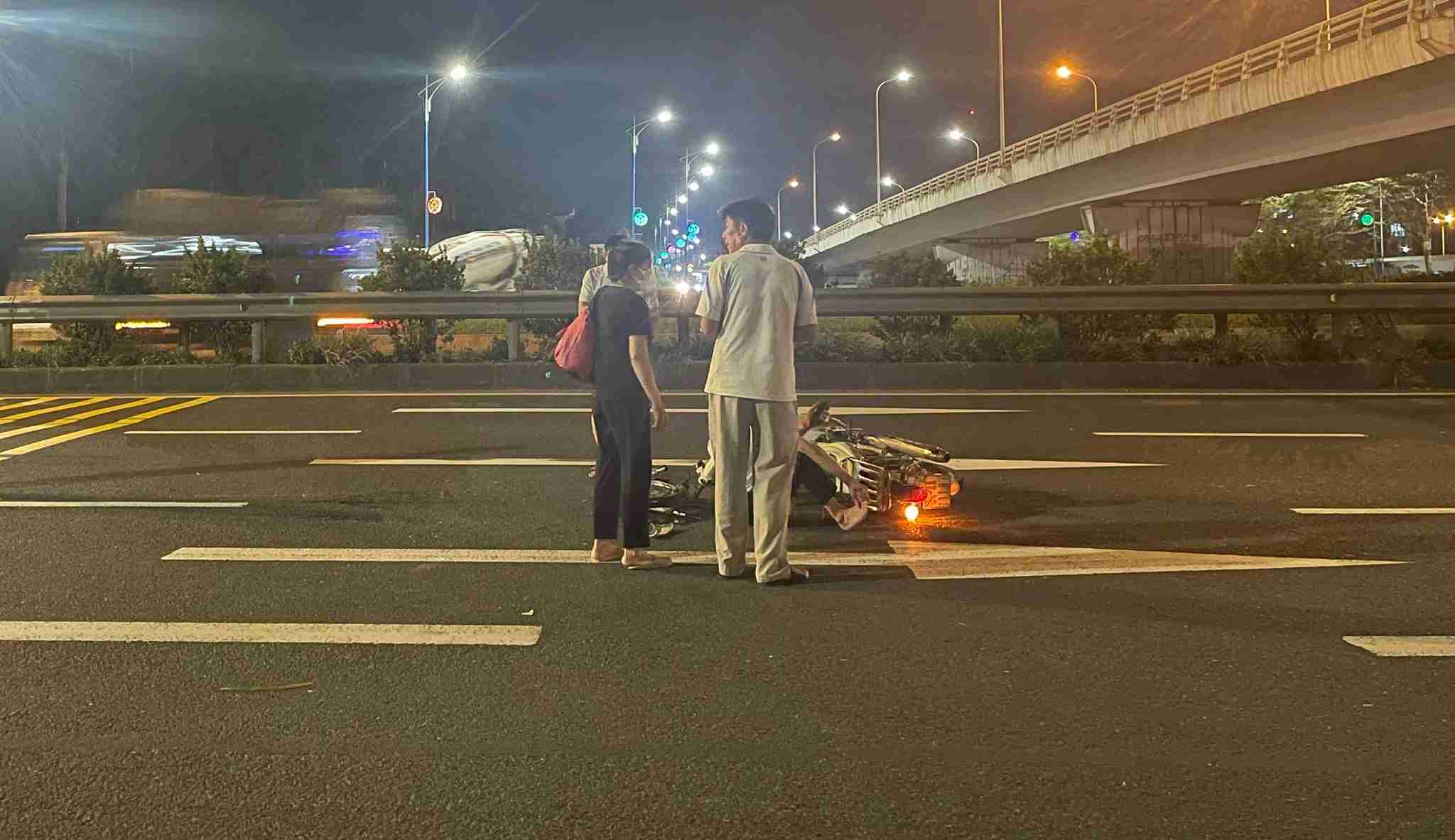 Hiện trường vụ va chạm giữa xe máy và ô tô con trên Quốc lộ 5, đoạn chân cầu vượt Big C, phường Hải Dương. Ảnh: Mai Hương