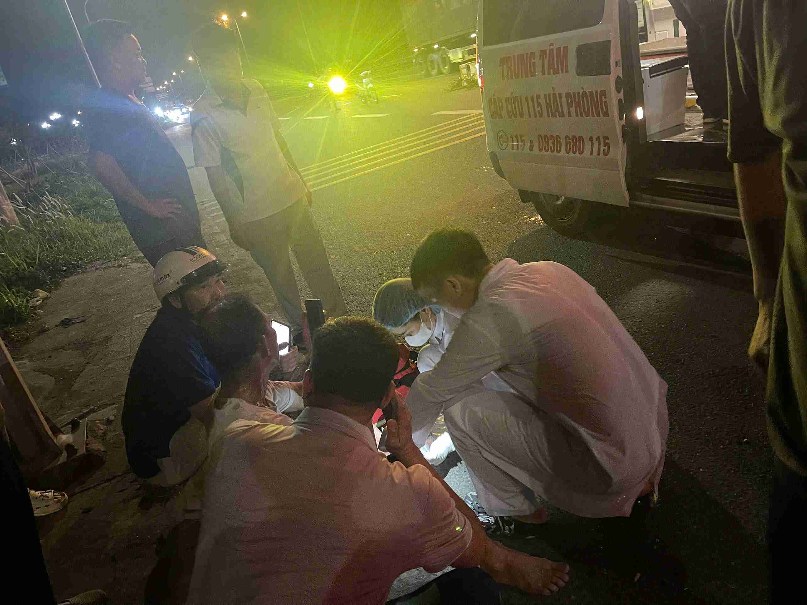 Ambulances arrived in time, supporting the victim to be taken to the emergency room. Photo: Mai Huong