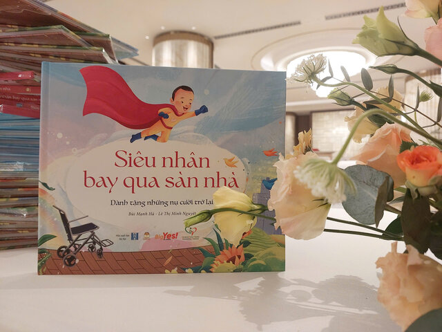 Artbook "Superman Flying Through the Floor" conveys the journey of overcoming adversity with an emotional and positive perspective. Photo: Organizing Committee