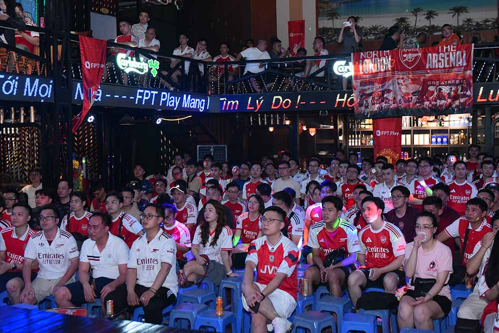 Tại TPHCM và Hà Nội, các địa điểm offline theo dõi Arsenal thi đấu trận cuối mùa giải gặp Crystal Palace thu hút đông đảo cổ động viên đếm tham gia.