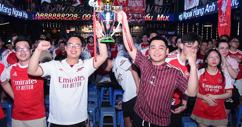 Hàng ngàn CĐV Arsenal Việt Nam ăn mừng chiến thắng