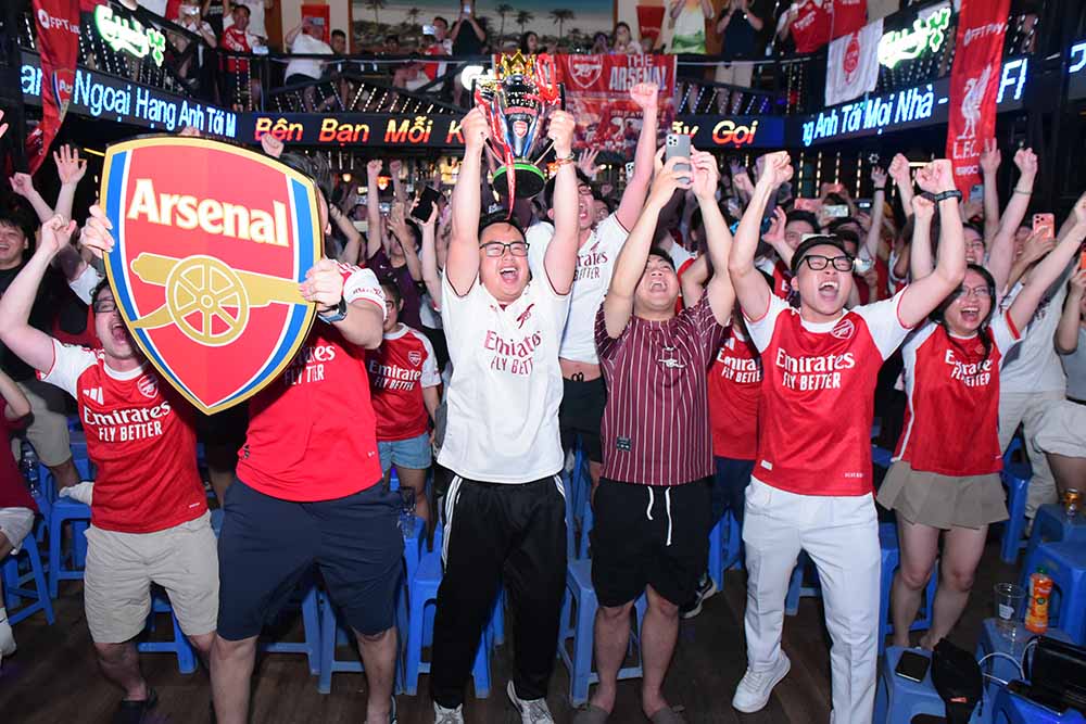 Không khí lễ hội kéo dài đến rạng sáng khi các cổ động viên Arsenal cùng hát vang và chia sẻ niềm vui chiến thắng.