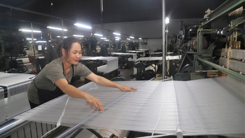 Với công nghệ máy móc được đầu tư hiện đại theo hệ thống dây chuyền tự động, Lâm Đồng luôn khẳng định là thủ phủ tơ lụa của cả nước. Ảnh: Phúc Khánh
