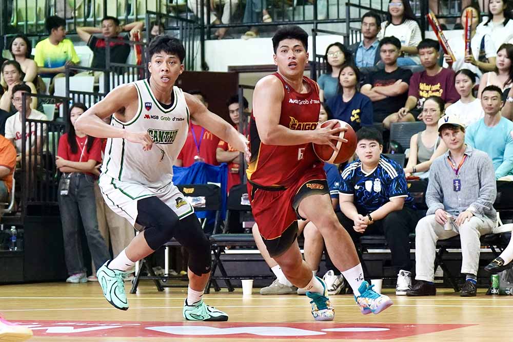 Saigon Heat continues (red jersey) to maintain impressive form when defeating Cantho Catfish with a gap of 20 points at home. Photo: VBA