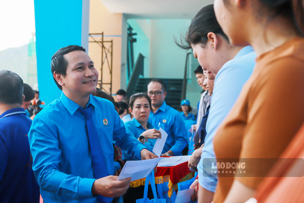 Chairman of Gia Lai Provincial Labor Federation Ha Duy Trung presents gifts to union members and workers in difficult circumstances on the occasion of Workers' Month 2026. Photo: Hoai Phuong