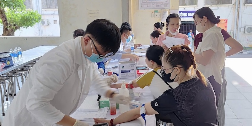 Free medical examination for workers. Photo: Dien Sanh Commune Trade Union