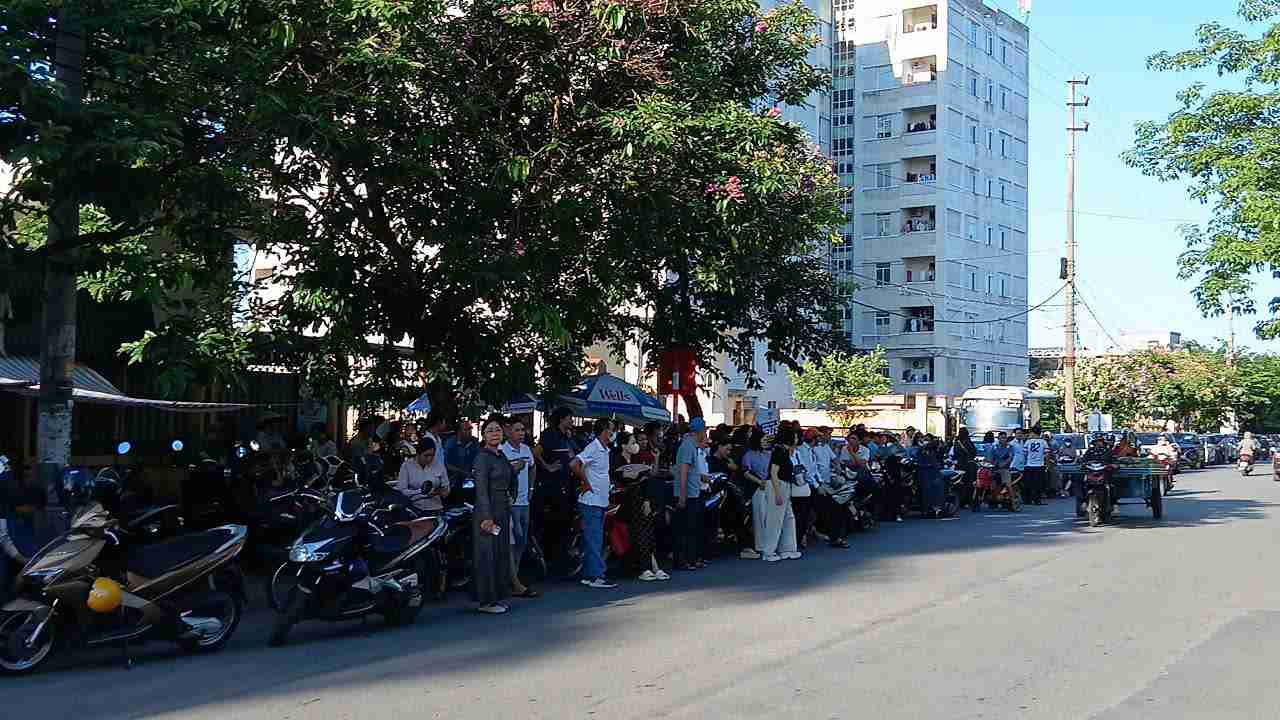Phụ huynh đưa con đến điểm thi từ sáng sớm, động viên trước giờ làm bài. Ảnh: Hải Minh
