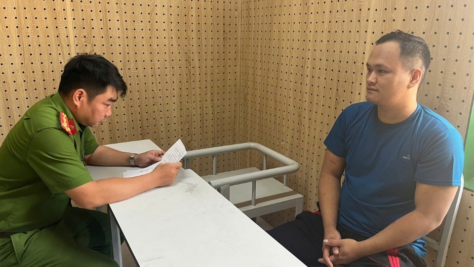 Lực lượng Công an bắt tạm giam đối với Lê Văn Phú để điều tra hành vi sử dụng trái phép chất ma túy. Ảnh: Công an Vĩnh Long