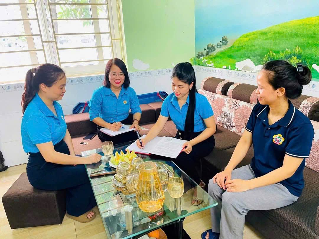 Vinh Hung Ward Trade Union inspects the implementation of the Vietnam Trade Union Charter and trade union financial management at Viet - Anh Kindergarten. Photo: Nghe An Trade Union