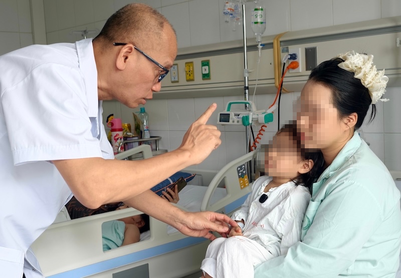 Doctors examine the patient after surgery. Photo: BVCC