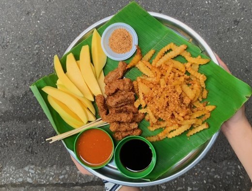 Những món ăn được trình bày đẹp mắt khiến mẹt nem chua thêm hấp dẫn. Ảnh: Trung Ninh