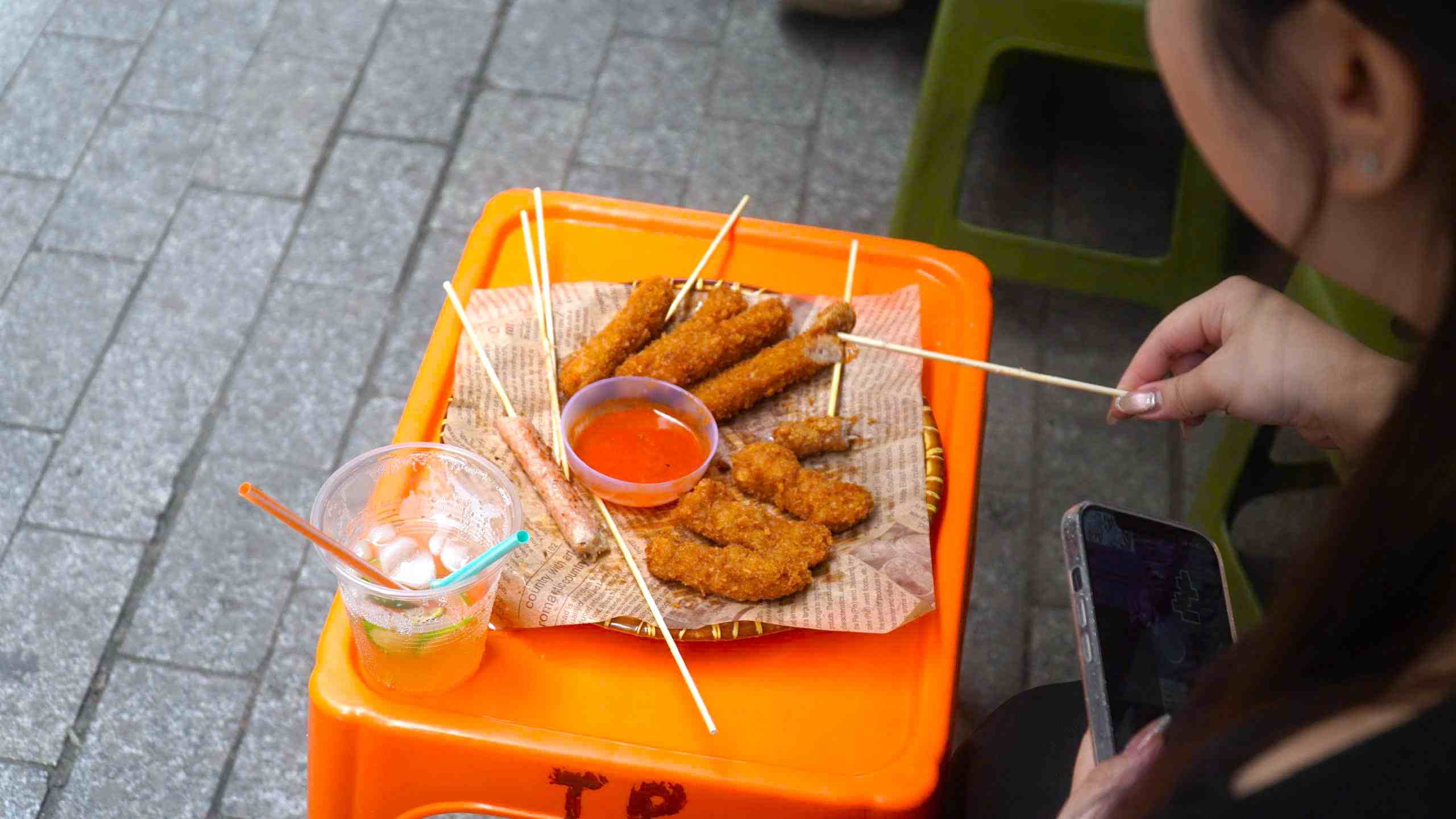 Crispy fried fermented pork roll - a "national" snack of many young people. Photo: Minh Vu