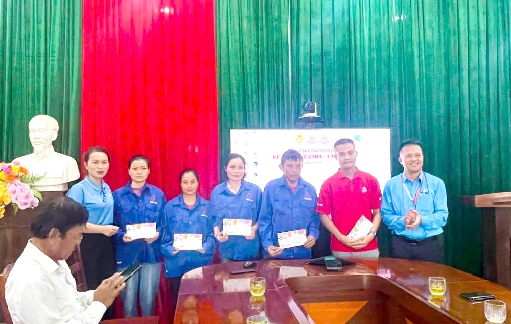 Vinh Hung Ward Trade Union presents gifts to 5 union members in difficult circumstances, organizes many practical activities to care for union members. Photo: Nghe An Trade Union