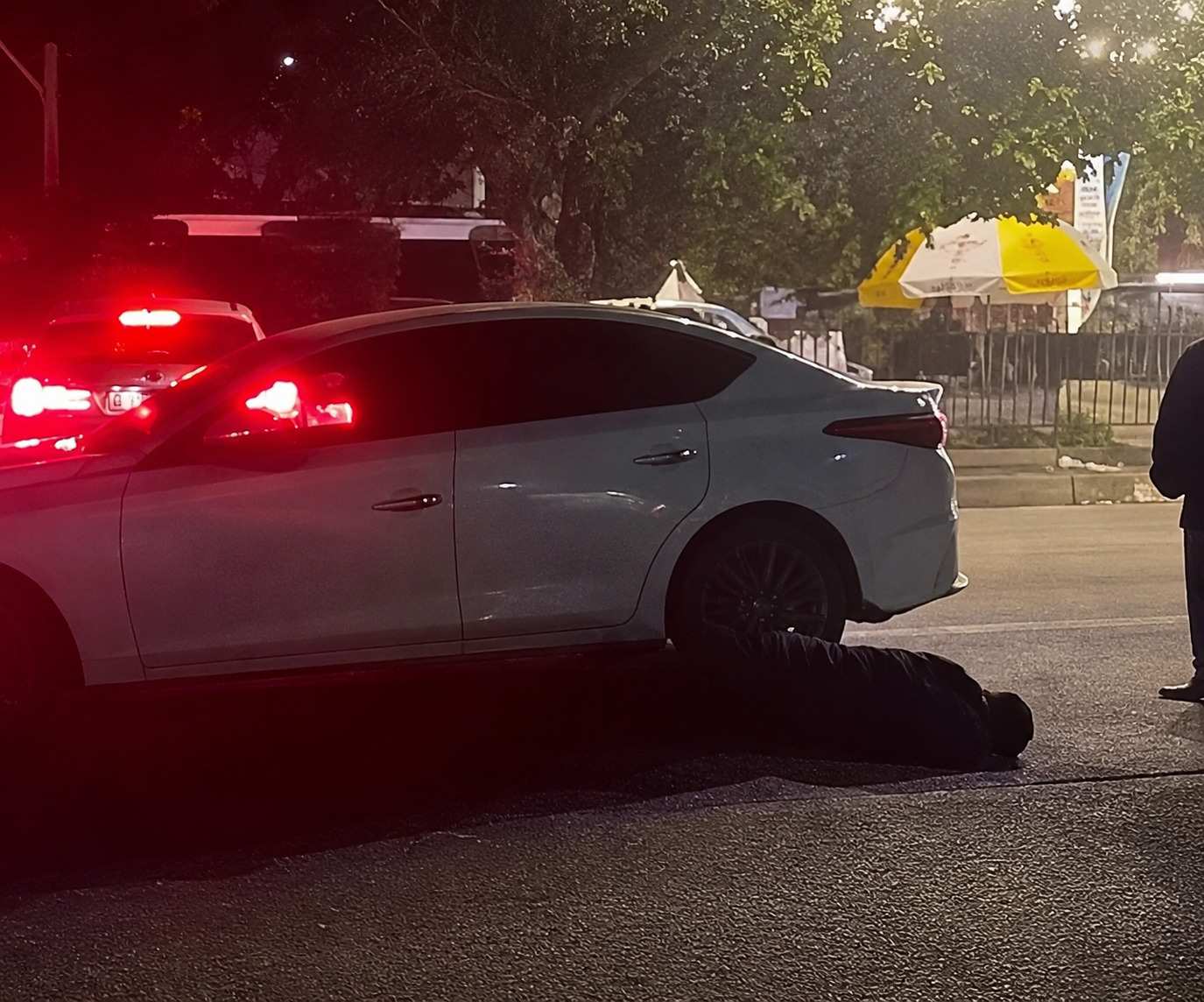 Công an đang xác minh, xử lý vụ tài xế ô tô Mazda lao vào nhóm người đứng trước nhà hàng ở TP Vinh, Nghệ An. Ảnh: Ngọc Anh