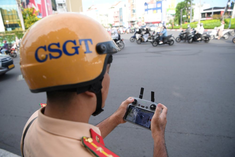 Lực lượng chức năng sử dụng flycam để quan sát và hỗ trợ điều tiết giao thông từ trên cao. Ảnh: Thái Bảo