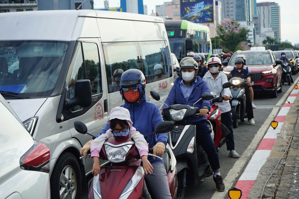 Dòng xe di chuyển chậm kéo dài từ nút giao Hàng Xanh hướng về vòng xoay Điện Biên Phủ. Ảnh: Thái Bảo