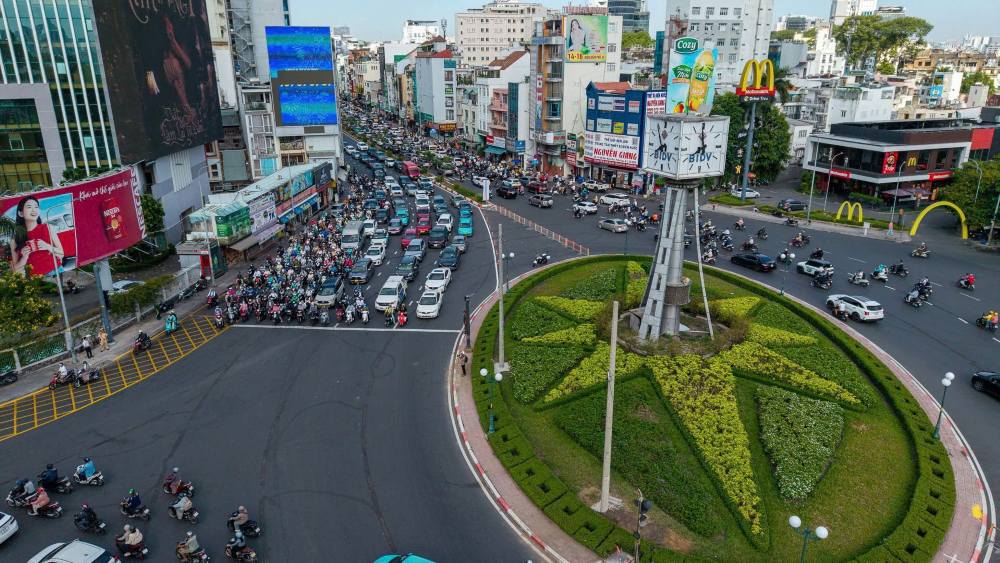Lượng xe sáng nay tuy đông, nhưng di chuyển ổn định, hiện tượng ùn ứ tại vong xoay đã không còn. Ảnh: Thái Bảo