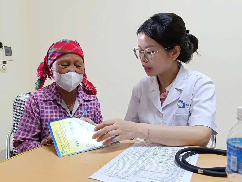 Doctors from Bai Chay Hospital (Quang Ninh) perform specialist examinations and health consultations for ethnic minorities in Ky Thuong commune. Photo: Quang Ninh Provincial e-Portal