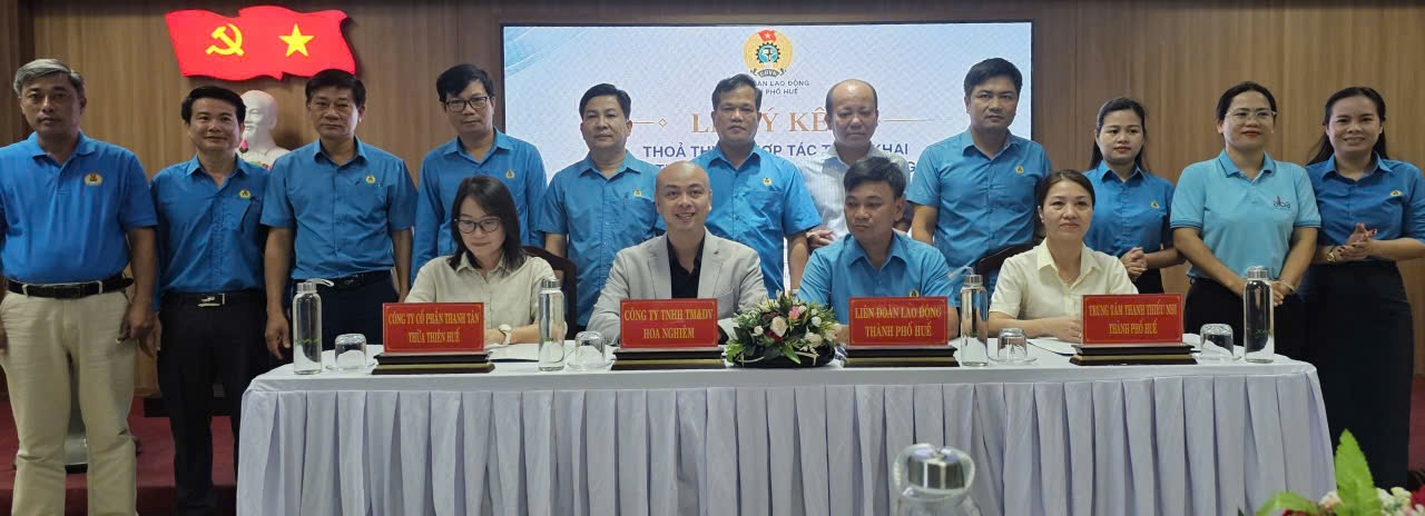 Hue City Labor Federation and units sign cooperation agreements to implement the union member welfare program in 2025. Photo: Phuc Dat.