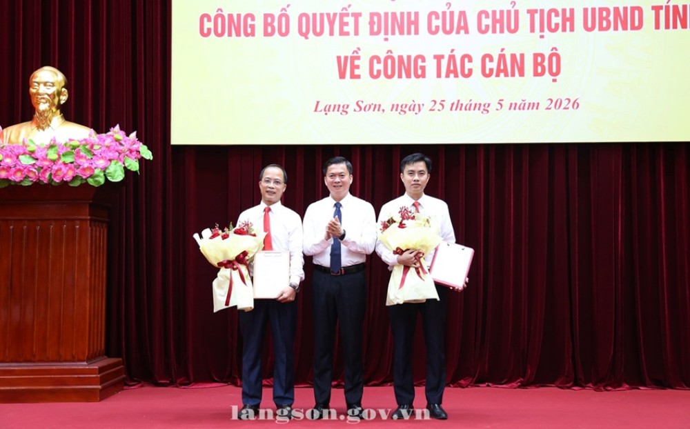 Phó Chủ tịch Thường trực UBND tỉnh Đinh Hữu Học trao quyết định, tặng hoa chúc mừng các nhân sự được điều động, bổ nhiệm. Ảnh: Langson.gov.vn