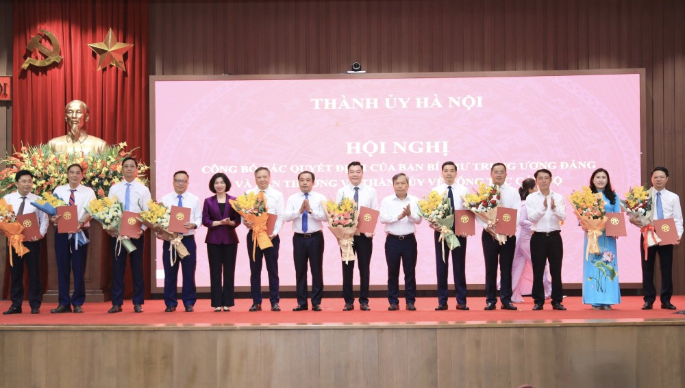 Bí thư Thành ủy Trần Đức Thắng và các lãnh đạo thành phố tặng hoa chúc mừng các nhân sự nhận nhiệm vụ mới. Ảnh: Hanoi.gov.vn