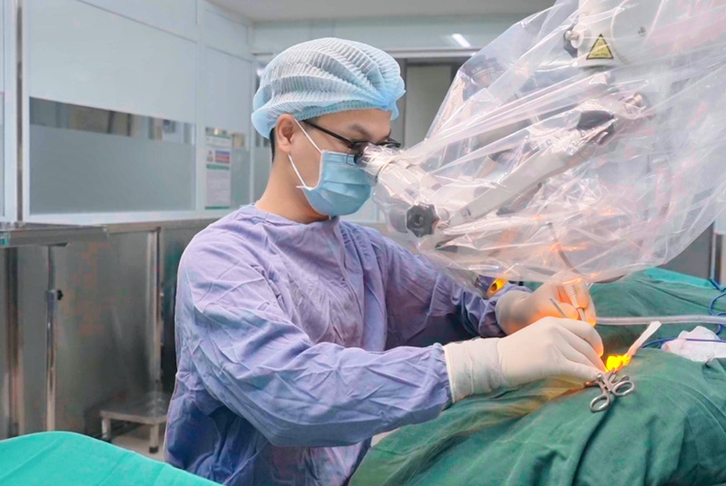 ThS.BSNT Lê Xuân Ngọc phẫu thuật tiệt căn xương chũm dưới kính hiển vi. Ảnh: BVCC