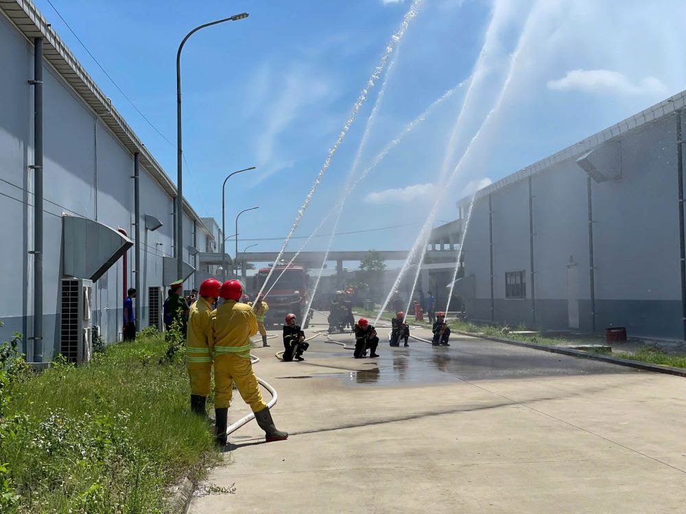 Sangshin Central Vietnam Company organizes professional training in fire prevention and fighting, rescue and relief for union members and workers. Photo: Quang Tri Trade Union