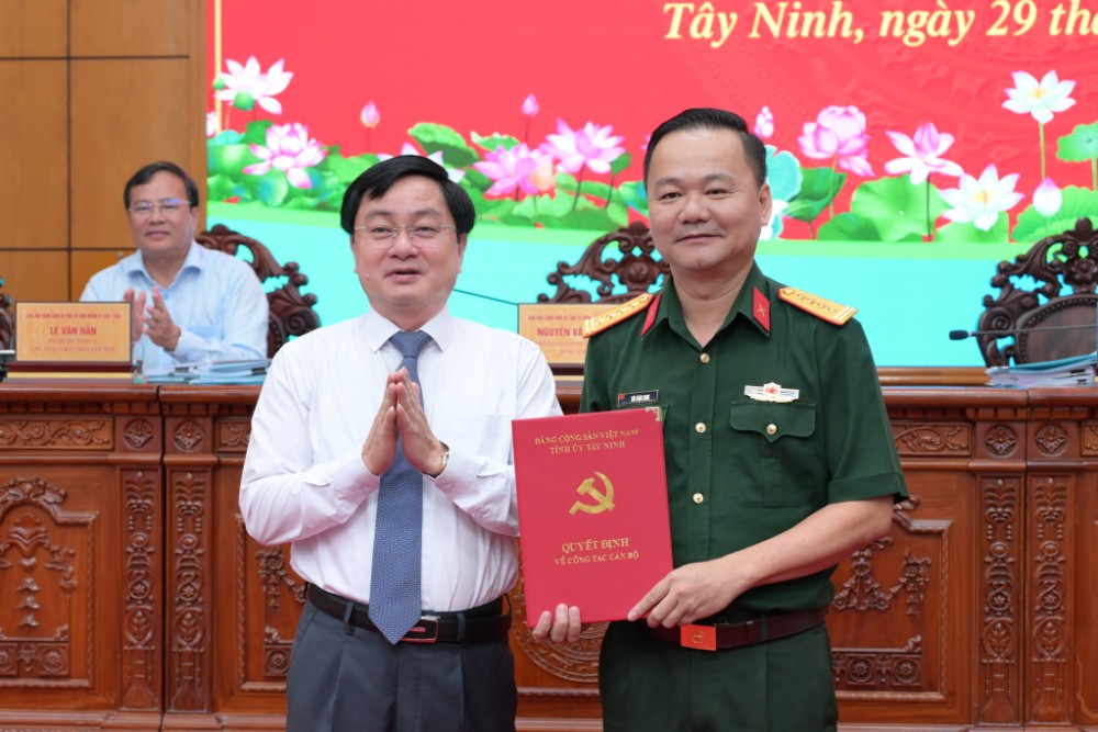 Ủy viên Trung ương Đảng, Bí thư Tỉnh ủy Tây Ninh Nguyễn Văn Quyết trao định cho Đại tá Bùi Đăng Ninh. Ảnh: Nhật Quang 