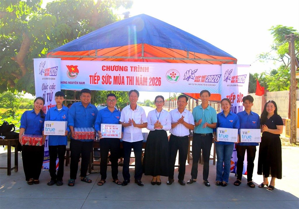 Leaders of Hung Nguyen Nam commune visit and give gifts to encourage union members and youth participating in the "Exam Season Support" program in 2026. Photo: Hanh Nam