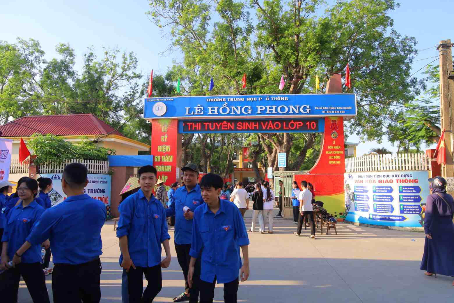 Đoàn viên, thanh niên tình nguyện tiếp sức cho các thí sinh tại điểm thi Trường THPT Lê Hồng Phong, tỉnh Nghệ An. Ảnh: Hạnh Nam 