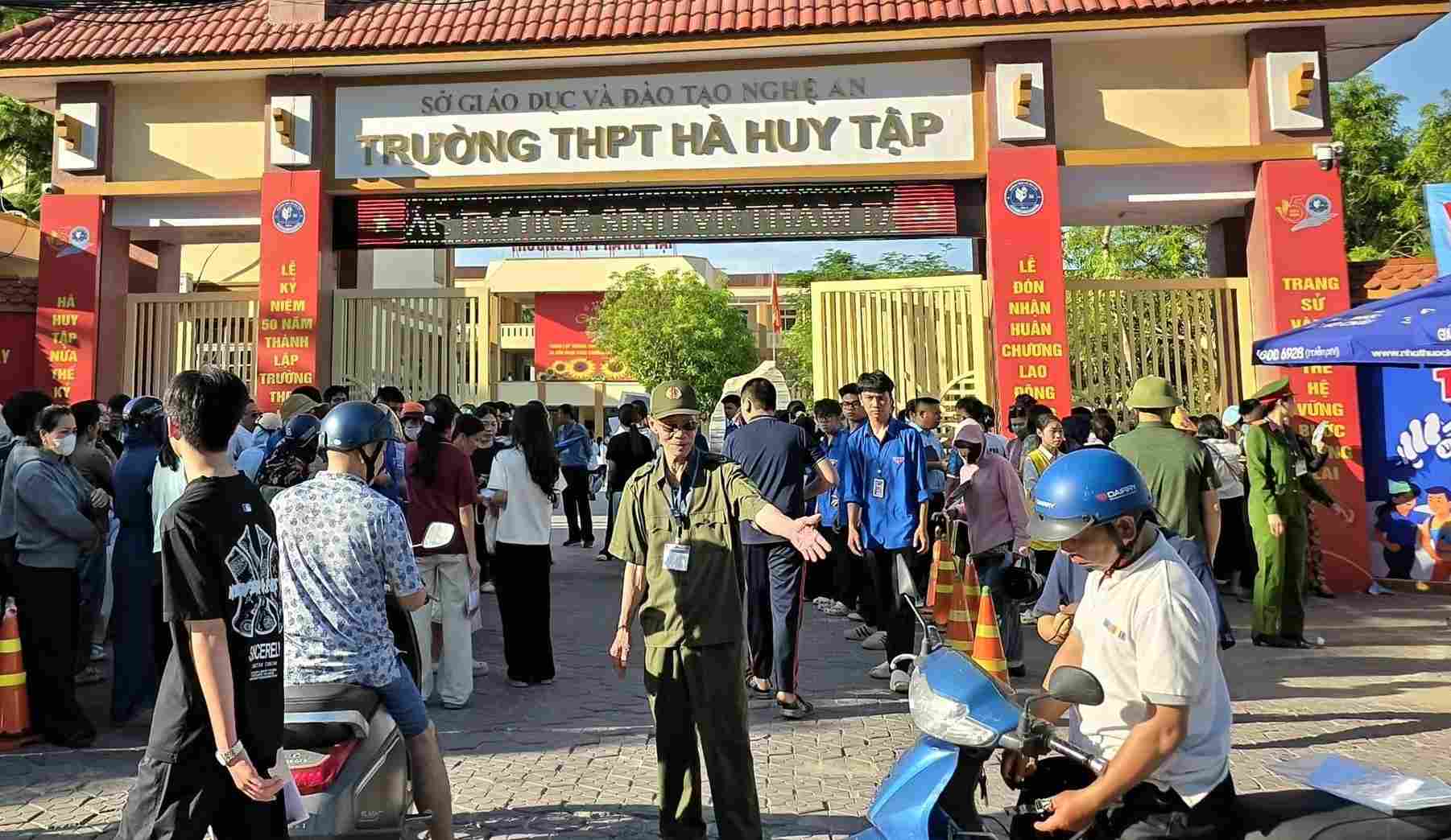Thí sinh tham dự kỳ thi tuyển sinh lớp 10 tại điểm thi Trường THPT Hà Huy Tập (Nghệ An). Ảnh: Hữu Bắc 