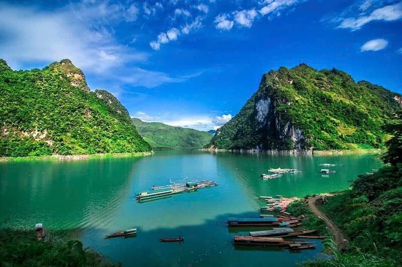 Northwest tourism - Explore the pristine beauty of Tua Thang lake, Dien Bien province. Photo: Tua Thang Commune People's Committee