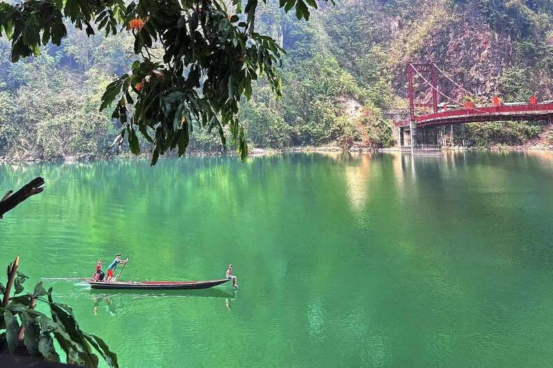 Vẻ đẹp lòng hồ Tủa Thàng và cầu Pa Phông là điểm dừng chân lý tưởng cho du khách. Ảnh: UBND xã Tủa Thàng
