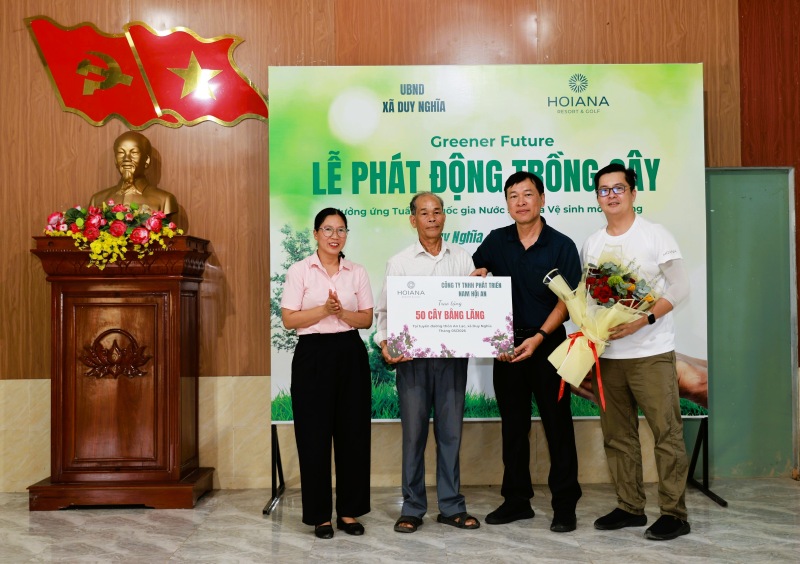 Đại diện Hoiana hỗ trợ cây xanh để UBND xã Duy Nghĩa, Đà Nẵng phủ xanh đường liên thôn. Ảnh: Trường An