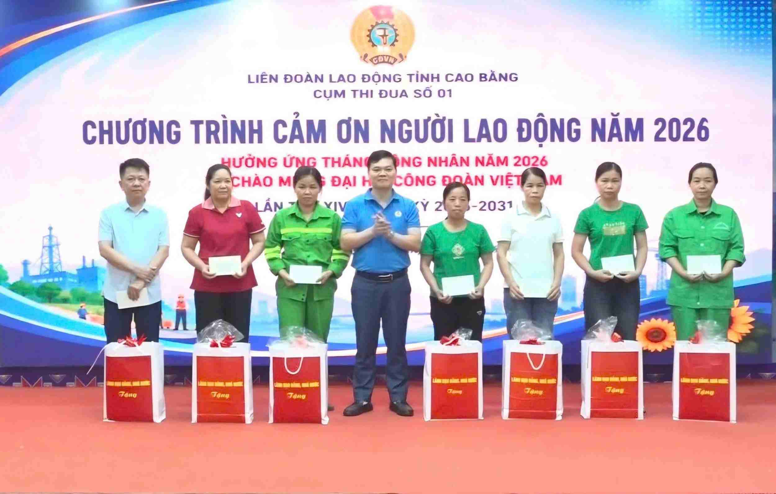 Mr. Be Dang Khoa - Chairman of Cao Bang Provincial Labor Federation presents gifts to workers and laborers. Photo: Dinh Huong